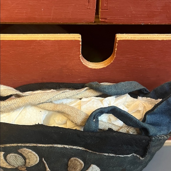 Antique Embroidered Blue and Cream Lotus Shoes - extremely rare - Picture 6 of 14